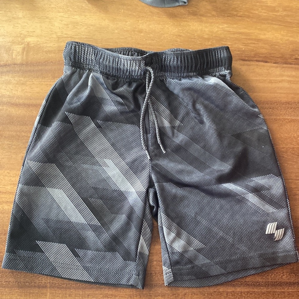 3/$20 💰Boys gray & black shorts size 5/6